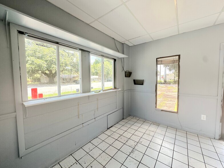 More Photos Of 609 E Montgomery Cross Rd, Savannah Restaurant For Lease