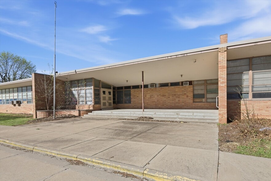 More Photos Of 1009 W Pacific, Osawatomie Schools For Sale