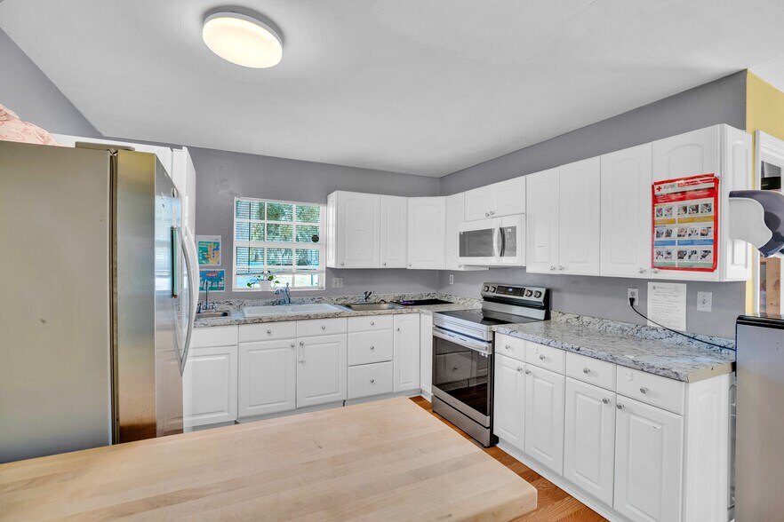 More Photos Of 1285 6th Ave, Vero Beach General Retail For Sale