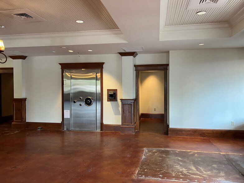 More Photos Of 622 Clara Barton Blvd, Garland Bank For Lease