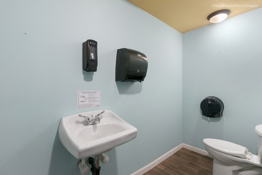 More Photos Of 1933-1937 Pacific Ave, Forest Grove General Retail For Lease