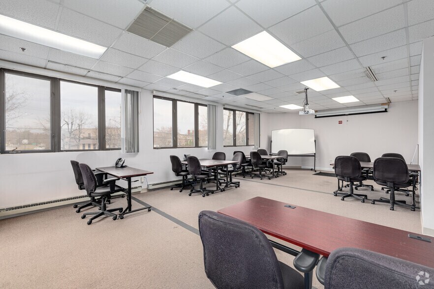 More Photos Of 1964 Gallows Rd, Vienna Office For Sale