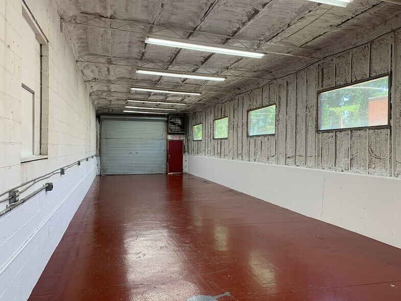 More Photos Of 334 N Clarendon Ave, Scottdale Warehouse For Lease