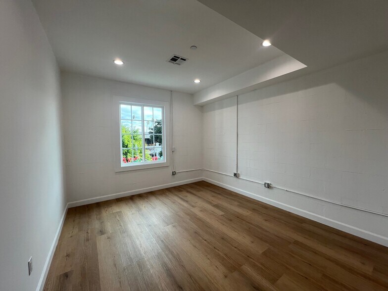 More Photos Of 7053 Owensmouth Ave, Canoga Park Office For Lease