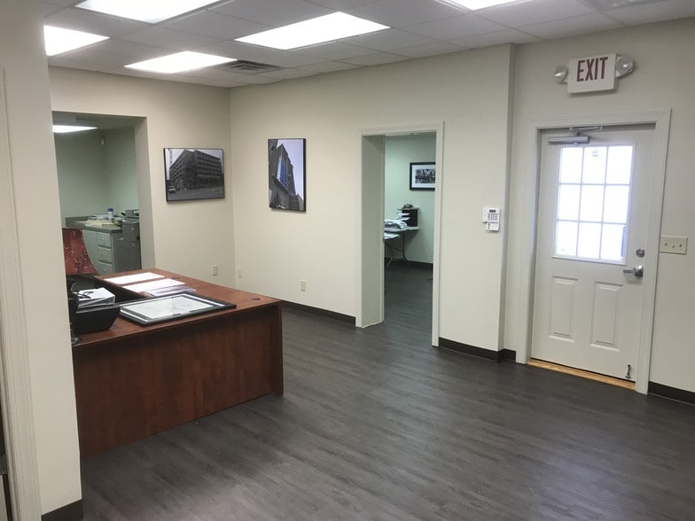 More Photos Of 876 Montreal Rd, Clarkston Warehouse For Lease