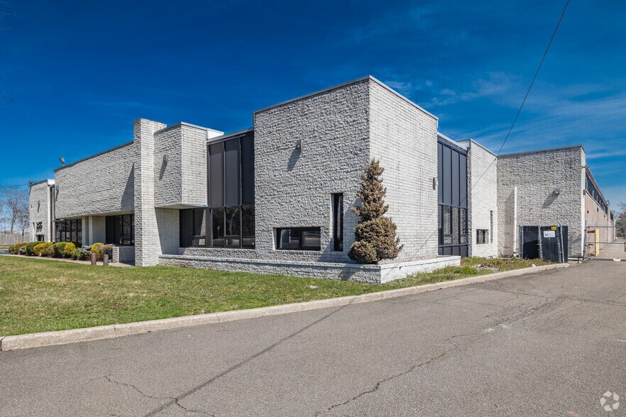 More Photos Of 355 Crooked Hill Rd, Brentwood Manufacturing For Sale