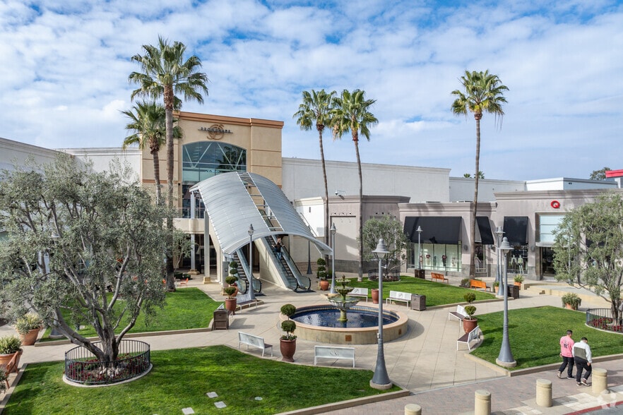 More Photos Of 40820 Winchester Rd, Temecula General Retail For Lease
