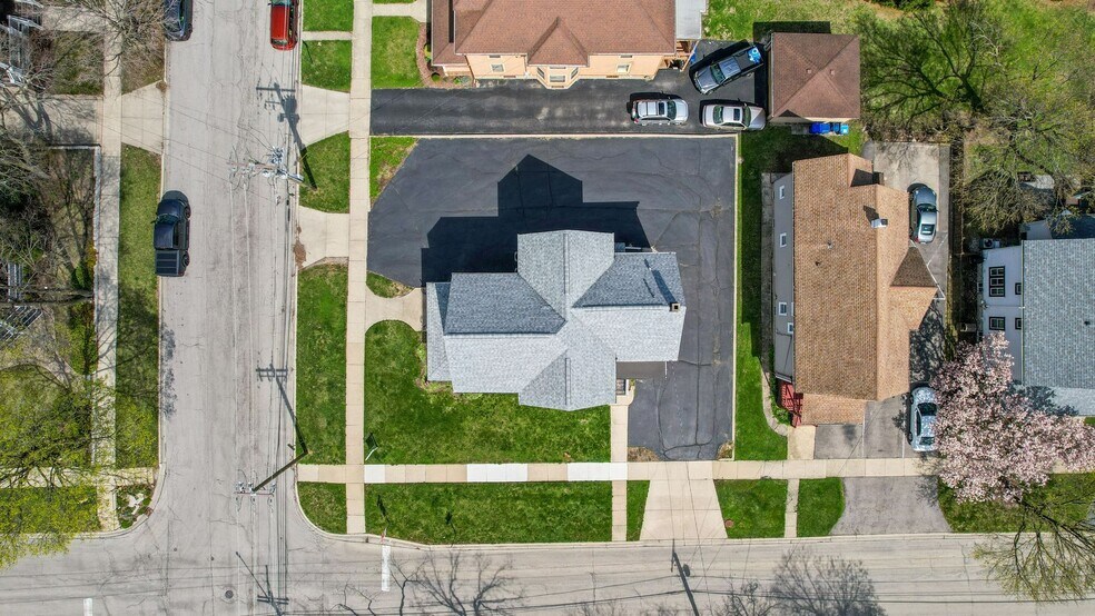 More Photos Of 323 S Hale St, Wheaton Office Residential For Sale