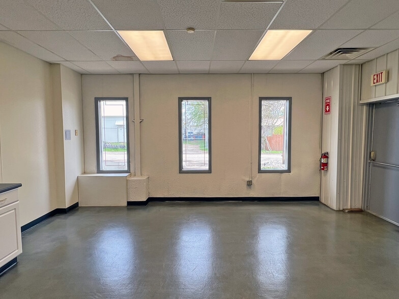 More Photos Of 2002 Evanston Ave, Erie Manufacturing For Lease