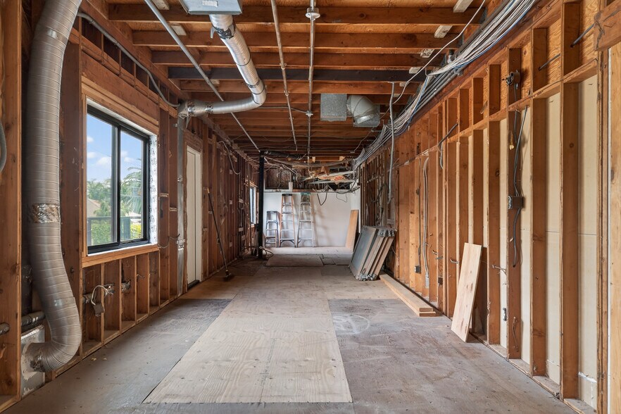 More Photos Of 1895 E Main St, Ventura General Retail For Sale