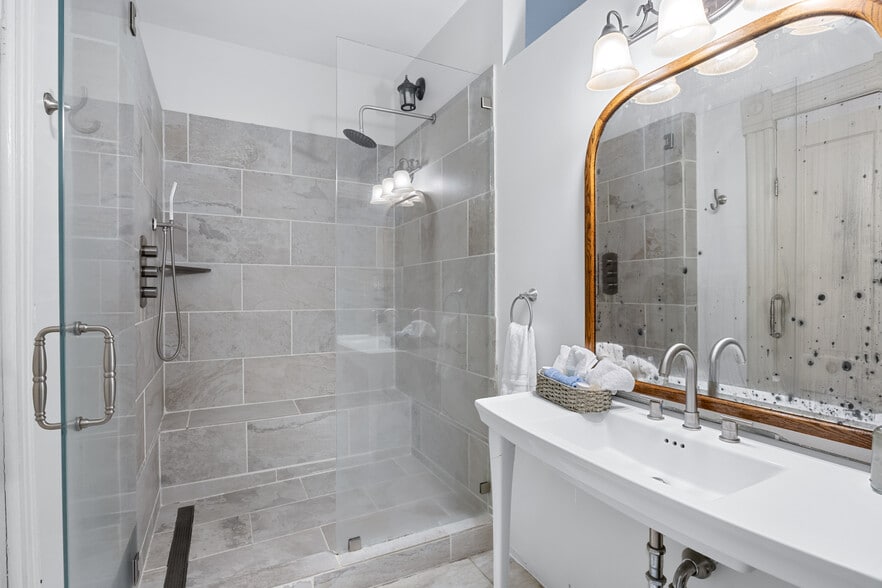 More Photos Of 402 E Gaston St, Savannah Hospitality For Sale