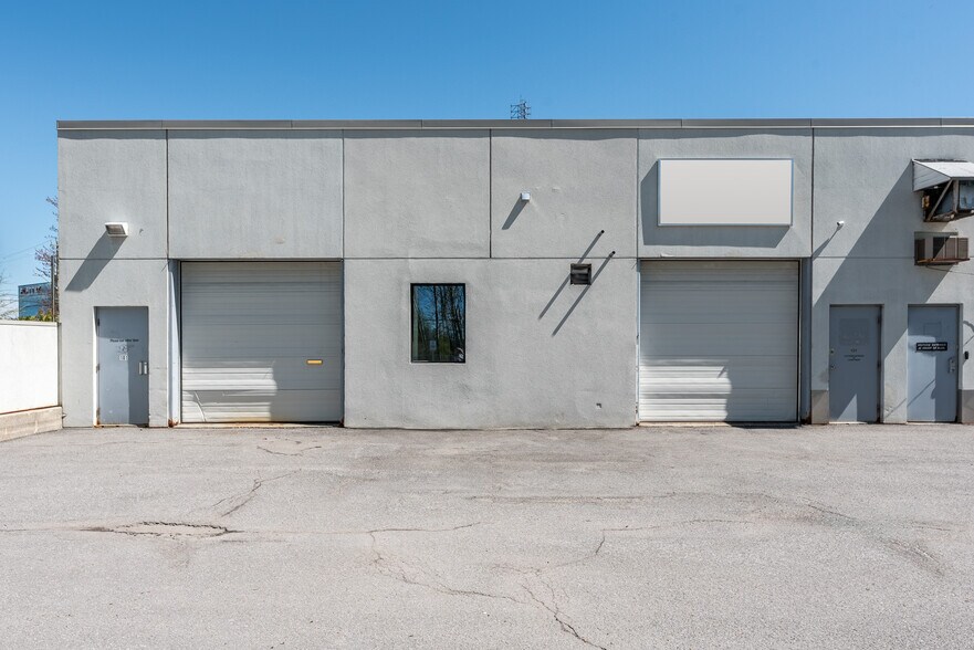 More Photos Of 17 Fitzgerald Rd, Ottawa Flex For Lease