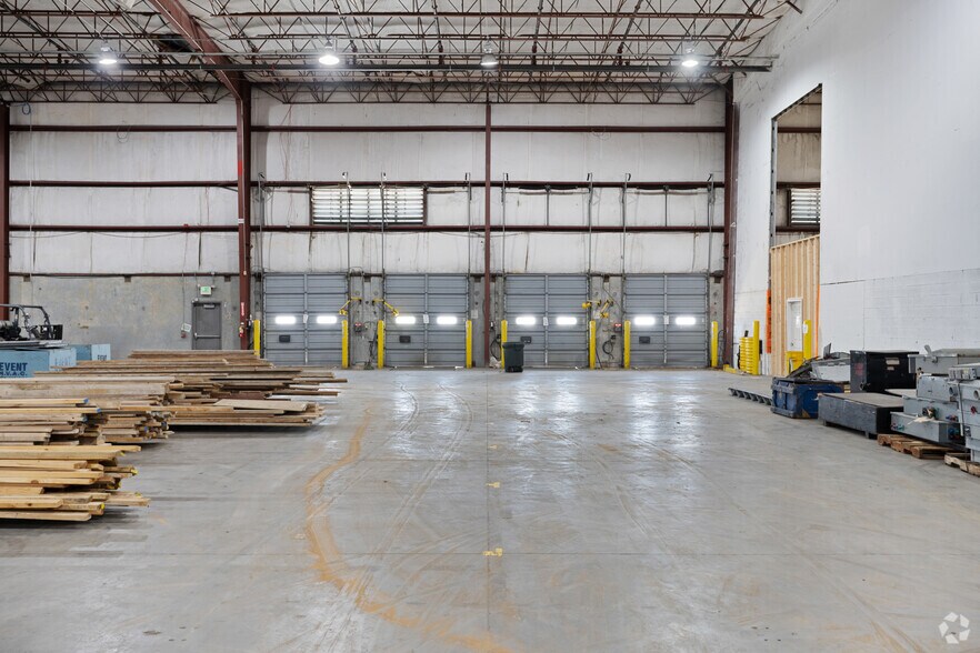 More Photos Of 41 N Industrial Dr, Calera Distribution For Lease