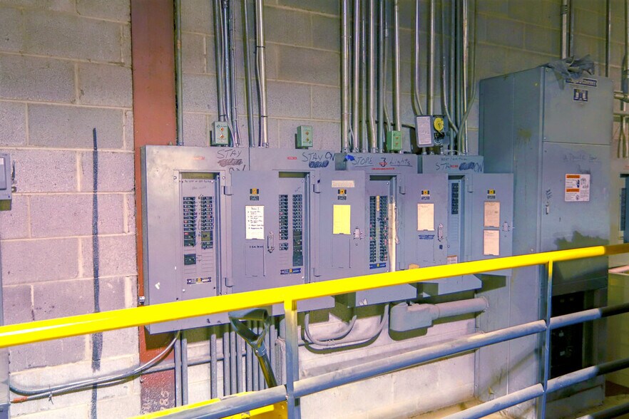 More Photos Of 1104 Greenville Ave, Staunton Storefront For Lease