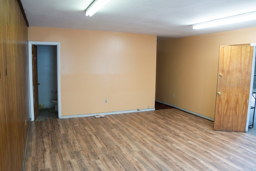 More Photos Of 5200-5300 Minnick Rd, Laurel Light Distribution For Lease