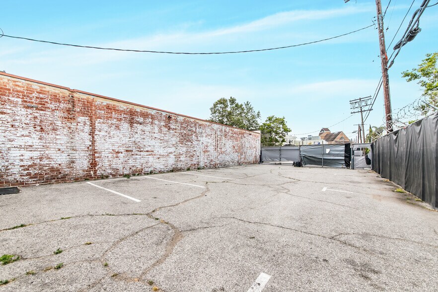 More Photos Of 6900 Melrose Ave, Los Angeles General Retail For Lease