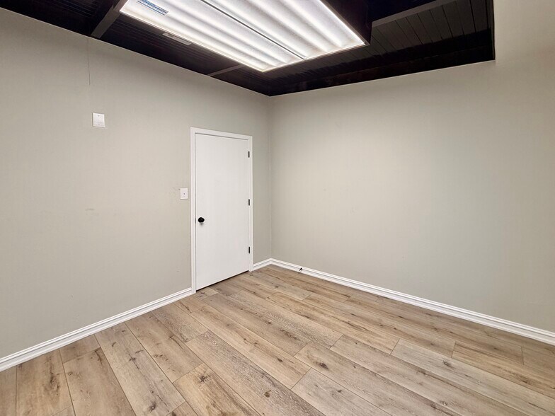 More Photos Of 1030 W Main St, Jenks Office For Sale