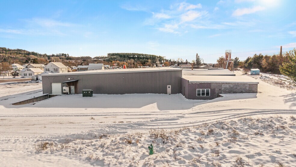 More Photos Of 106 E Smith St, Iron Mountain Distribution For Sale