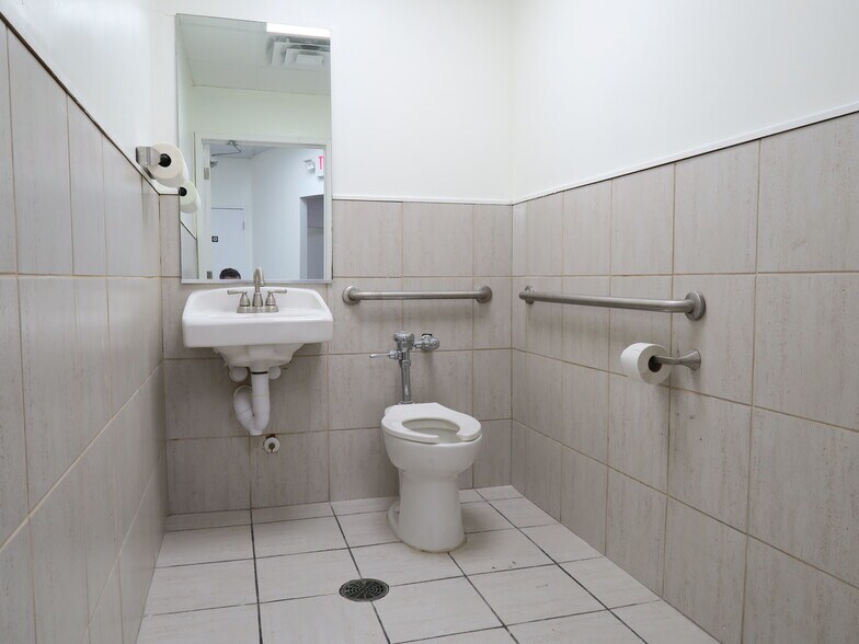 More Photos Of 5830 Star Ln, Houston Light Distribution For Lease