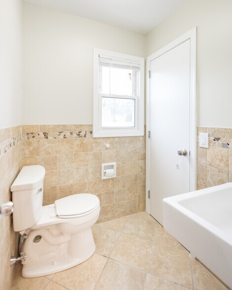 More Photos Of 2276 S Merrick Ave, Merrick Medical For Lease