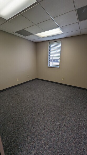 More Photos Of 405 Kays Dr, Normal Medical For Sale