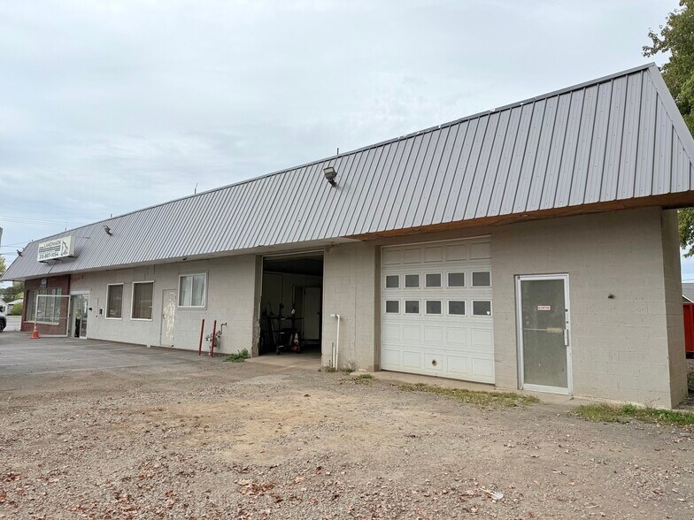 More Photos Of 807 S 4th St, Fulton General Retail For Sale