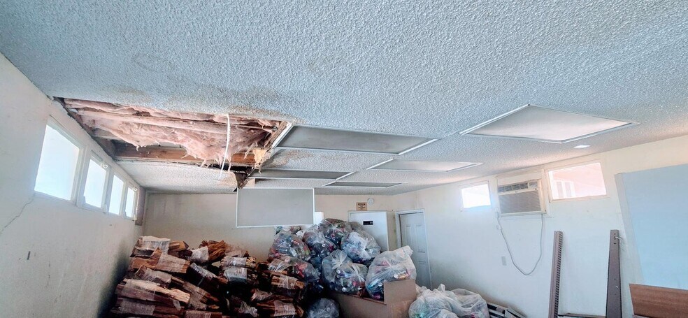 More Photos Of 2096 Center st, Thermal General Retail For Sale