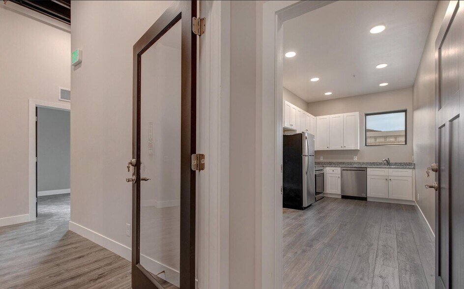 More Photos Of 4554 Forestdale Dr, Park City Showroom For Sale