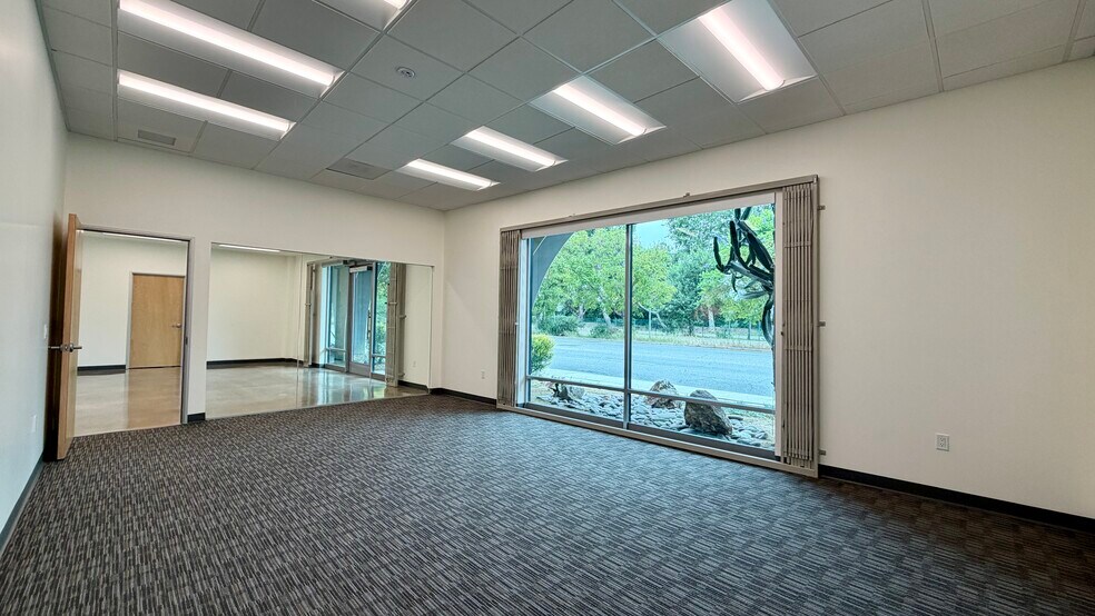 More Photos Of 18320-18330 Oxnard St, Tarzana Unknown For Lease