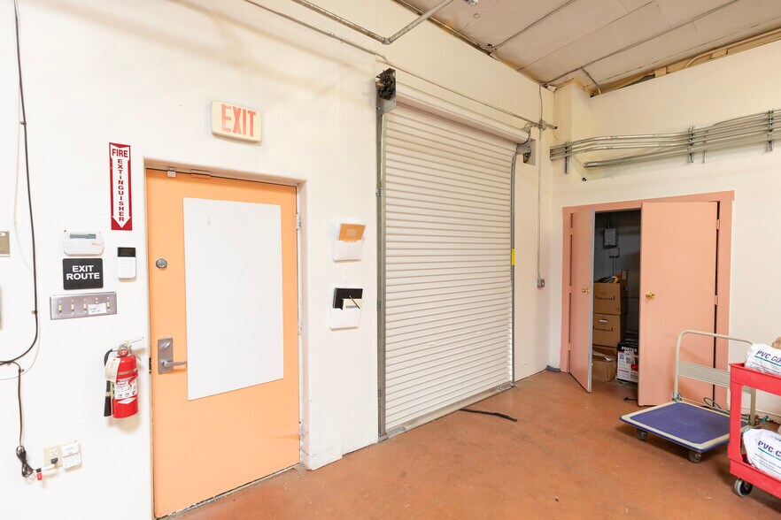 More Photos Of 1112 D St, Sacramento Showroom For Lease