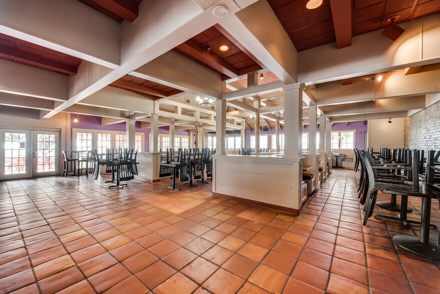 More Photos Of 5812 N Interstate 35, Denton Restaurant For Lease