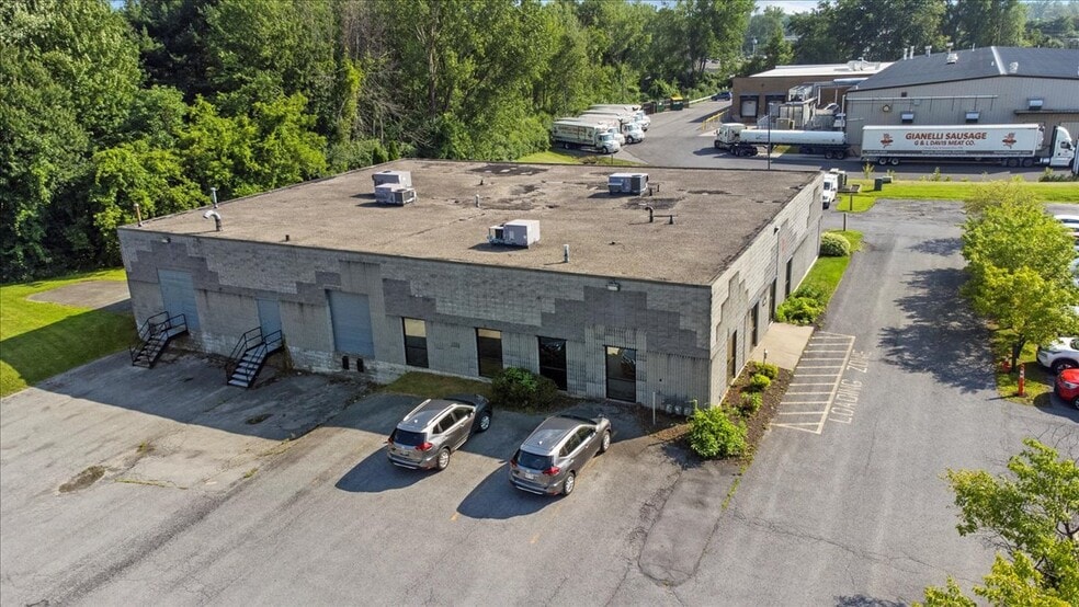 More Photos Of 200 Gateway Park Dr, Syracuse Warehouse For Lease