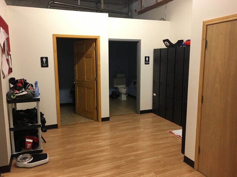 More Photos Of 1017 Davis St, Evanston Storefront For Lease