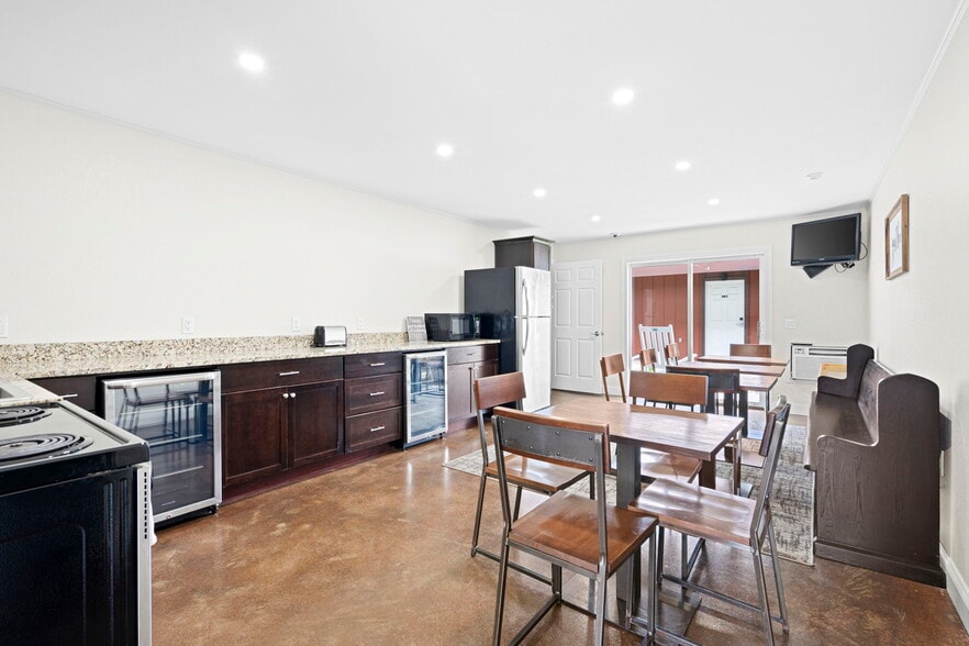 More Photos Of 612 N Lakeshore Dr, Ludington Hotel For Sale