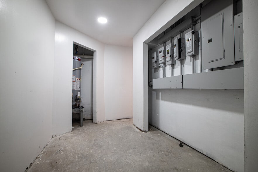 More Photos Of 802 Crosstimbers, Houston General Retail For Sale