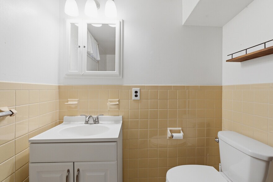 More Photos Of 40 Westchester Ave, Pound Ridge Freestanding For Sale