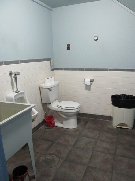 More Photos Of 12150 Charles Dr, Grass Valley Warehouse For Sale