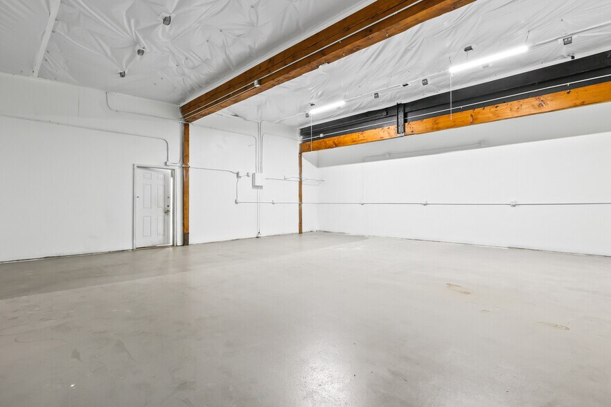 More Photos Of 5816 SE Foster Rd, Portland Flex For Lease