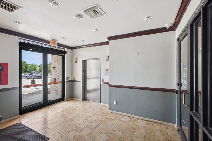 More Photos Of 2 Spurs Ln, San Antonio Office For Sale