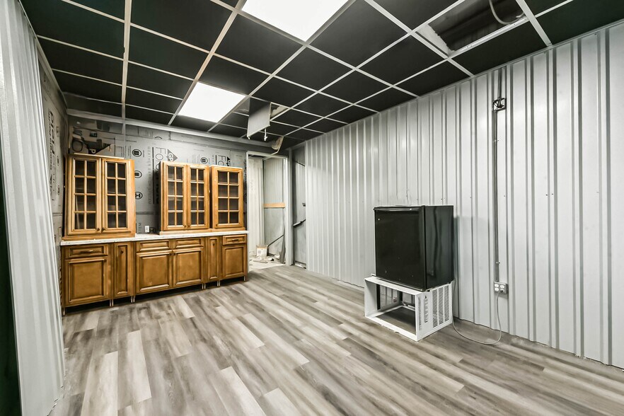 More Photos Of 8313 Braniff St, Houston Warehouse For Sale