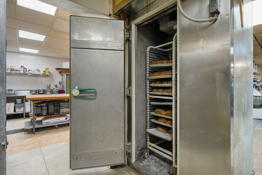 More Photos Of 2909-2911 E Commercial Blvd, Fort Lauderdale Storefront Retail Residential For Sale