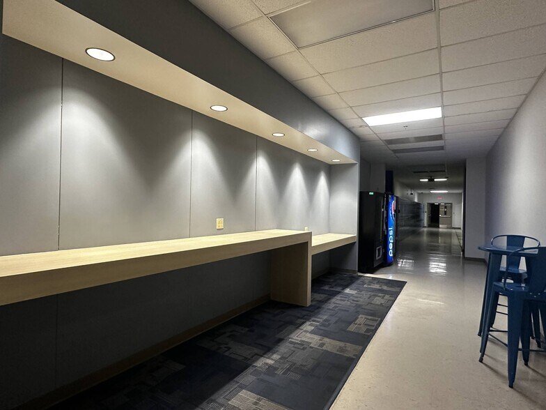 More Photos Of 400-500 Grand Ave, Joplin Office For Lease