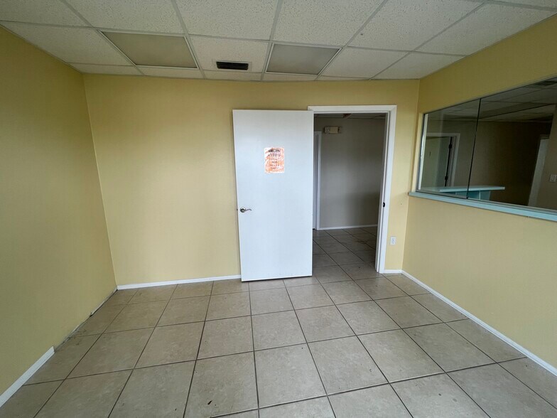 More Photos Of 2009-2025 S McCall Rd, Englewood Medical For Lease