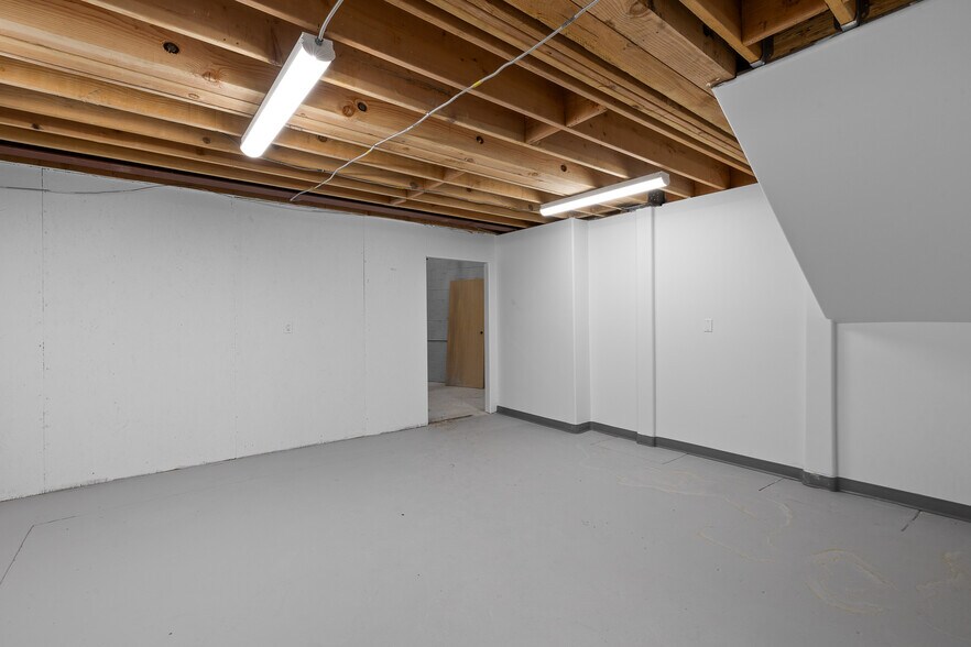 More Photos Of 18536 Oxnard St, Tarzana Warehouse For Sale