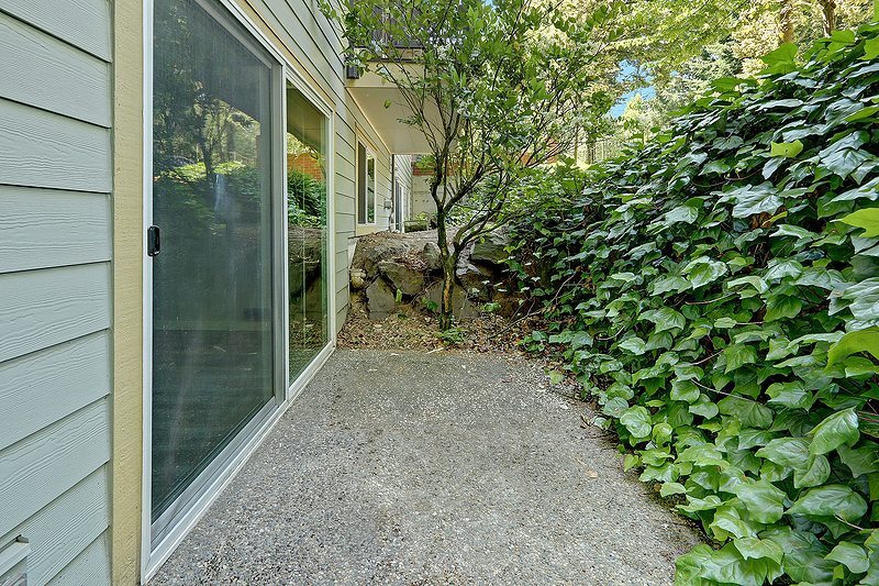 More Photos Of 9800 Roosevelt Way NE, Seattle Apartments For Sale