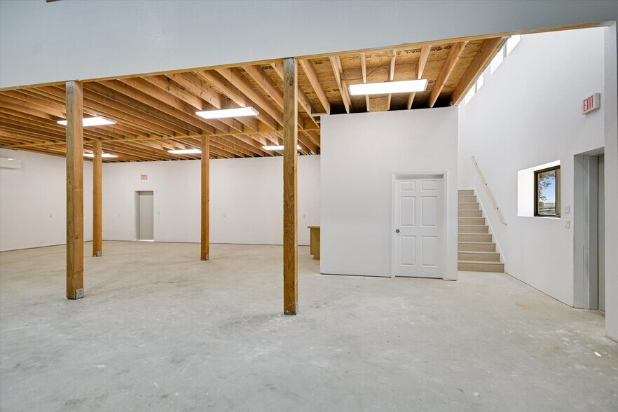 More Photos Of 10020 Darden Hill Rd, Austin Light Distribution For Lease