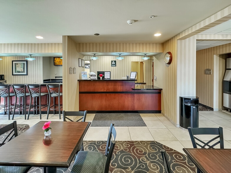 More Photos Of 1515 Planeview Dr, Oshkosh Hotel For Sale