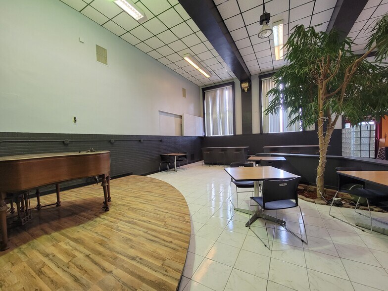 More Photos Of 1034 S 18th St, Manitowoc Flex For Lease