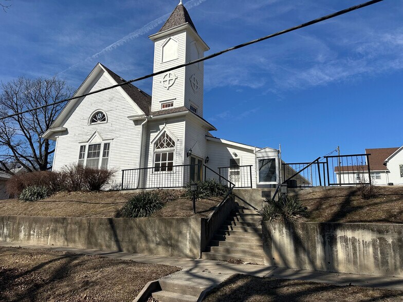 More Photos Of 307 E 6th St, Mound City Specialty For Sale