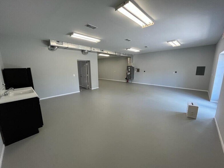 More Photos Of 2054 Crawford St, Fort Myers Office For Lease